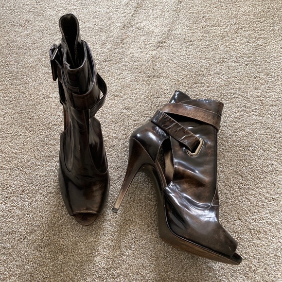 MARCIANO BY GUESS OPEN TOE BUCKLED BROWN/BRONZE DISTRESSED HEELS…SIZE 10M - Picture 11 of 11